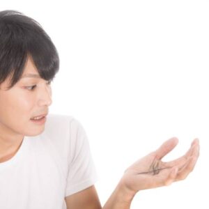 急 に 抜け毛 が 増え た 男性